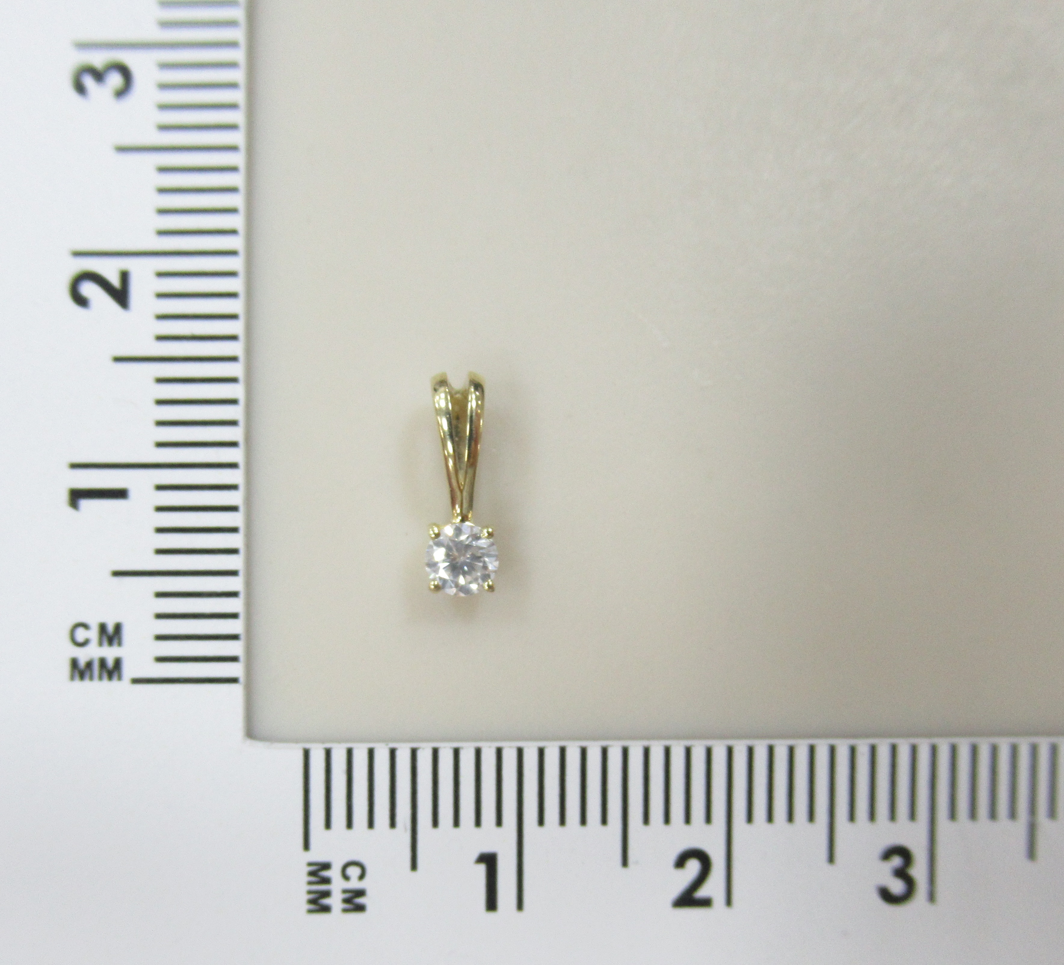 Подвеска из желтого золота с бриллиантом